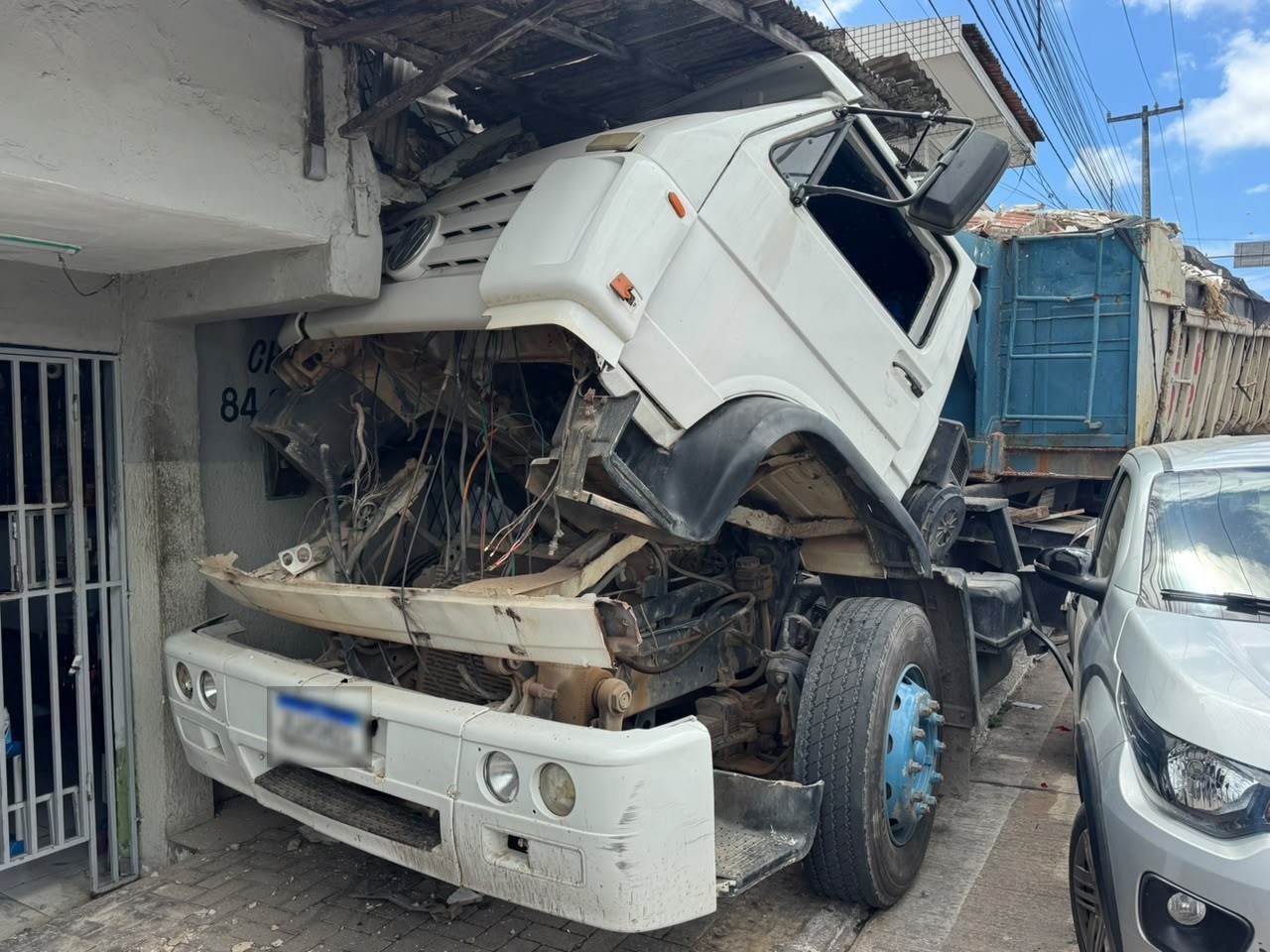 Caminhão desgovernado atinge casa e conveniência na Zona Oeste de Natal 