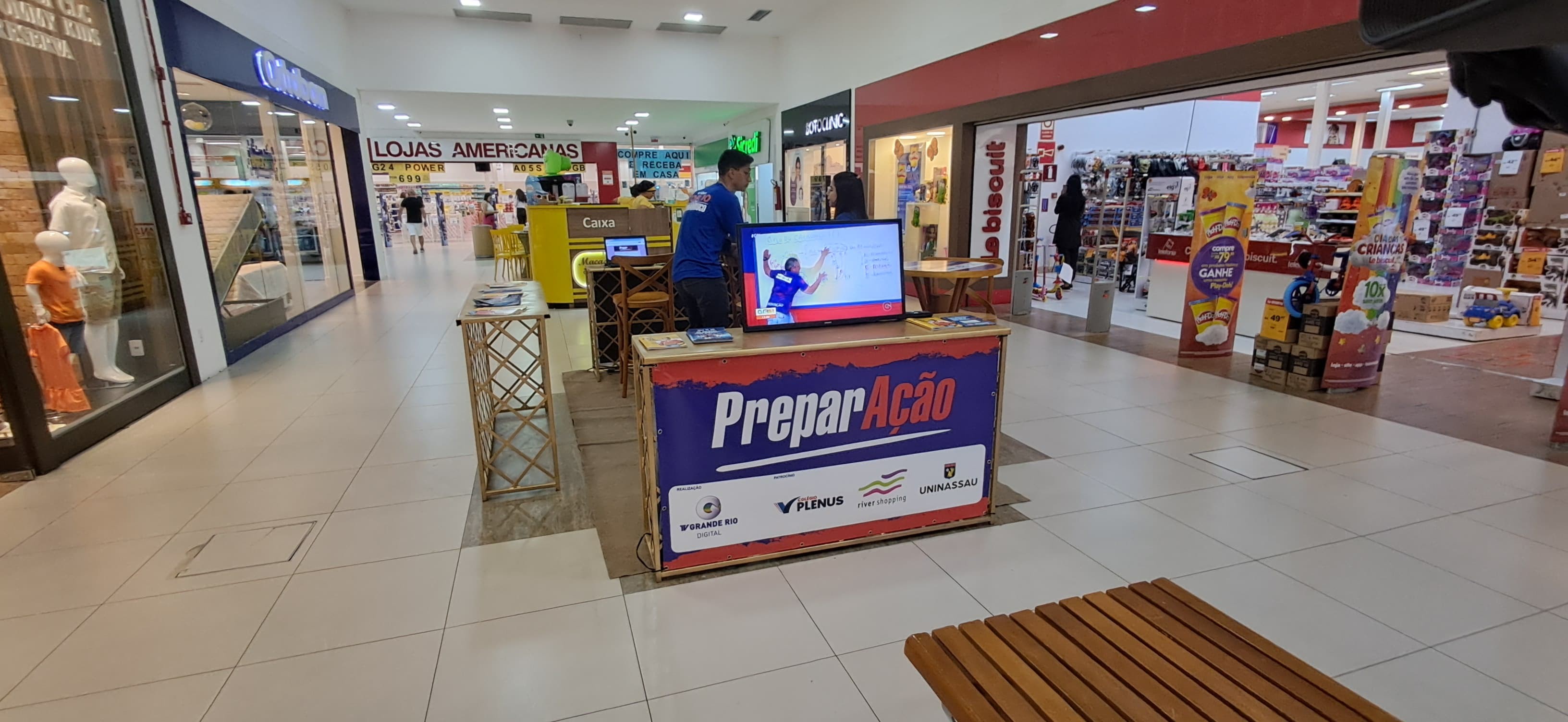 Stand do Projeto Preparação oferece orientações sobre o Enem, no shopping de Petrolina