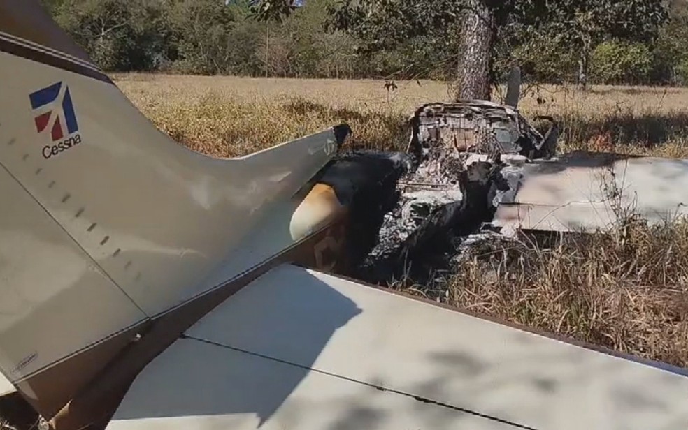 Avião carregado de droga faz pouso forçado em fazenda de Goiás — Foto: Reprodução/TV Anhanguera