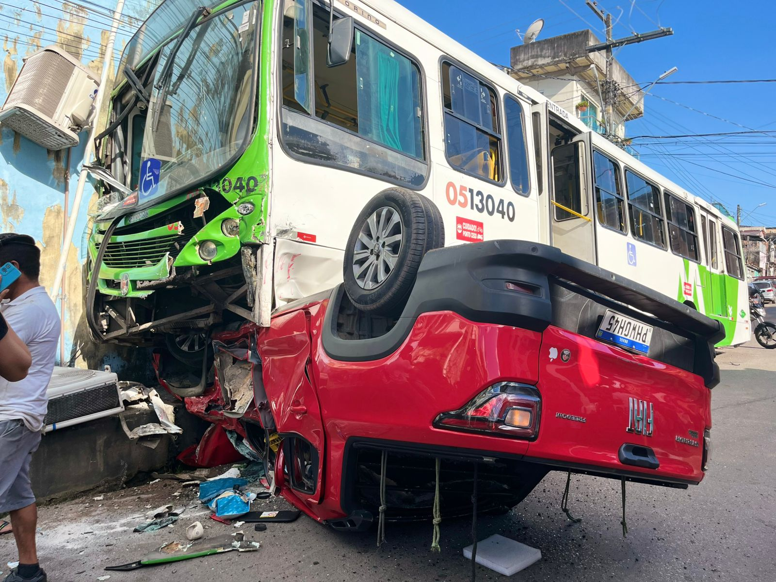Ônibus para sobre carro capotado após colisão em cruzamento na Zona Oeste de Manaus