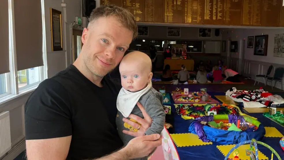 Oli Harrison (na foto com sua filha Lily) diz que a legislação ajudaria a esclarecer o assunto para os pais — Foto: BBC / Hope Rhodes