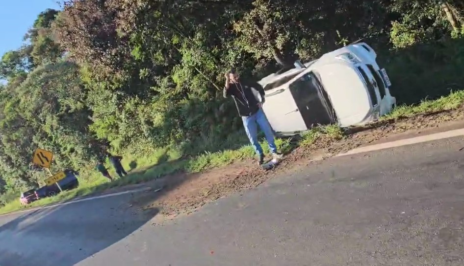 Dois carros, três caminhonetes e um caminhão se envolvem em acidente na BR-277 e interditam rodovia no Paraná