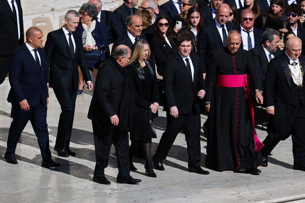 Javier Milei chega à missa de papa Francisco — Foto: REUTERS/Kai Pfaffenbach