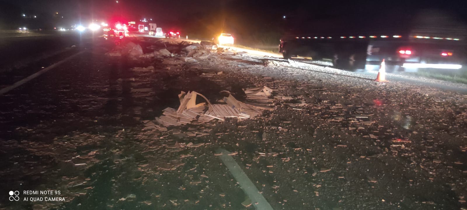 Carga de pisos cai de caminhão e provoca congestionamento na Rodovia Bandeirantes, em Campinas