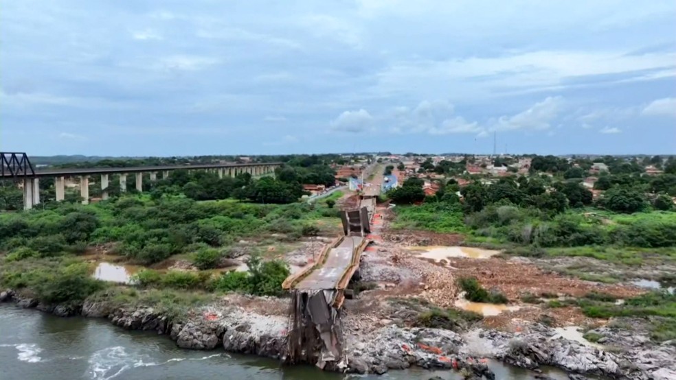 Imagens de drone mostram o que restou da ponte após implosão — Foto: Reprodução/TV Anhanguera