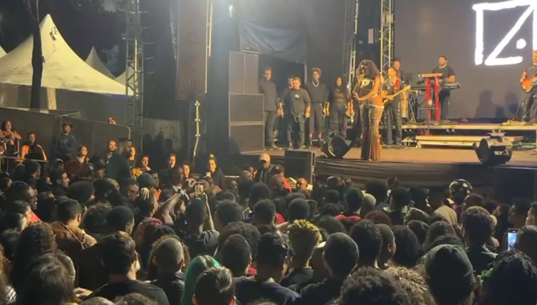 Iza interrompe show na Virada Cultural para orientar resgate de mulher que passou mal no meio do público: 'Vai dar tudo certo'