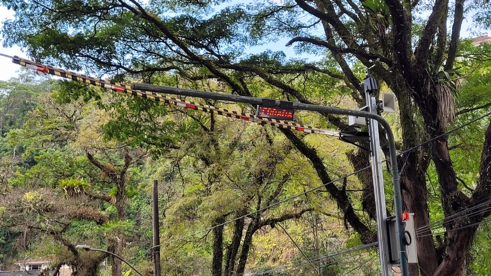 Cancelas automáticas em teste visam impedir a passagem de veículos em áreas inundadas na rua Coronel Veiga, em Petrópolis — Foto: Carlos Miranda/g1