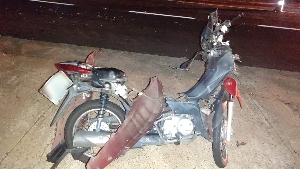 Mulher fica ferida em colisão de moto com picape em Adamantina (SP) — Foto: Polícia Rodoviária