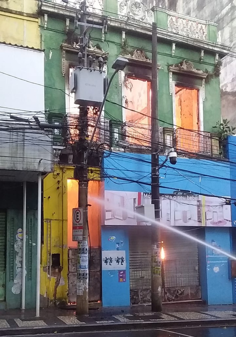 Incêndio atinge casarão e loja de roupas na Avenida Sete de Setembro, em Salvador — Foto: Adriana Oliveira/Tv Bahia