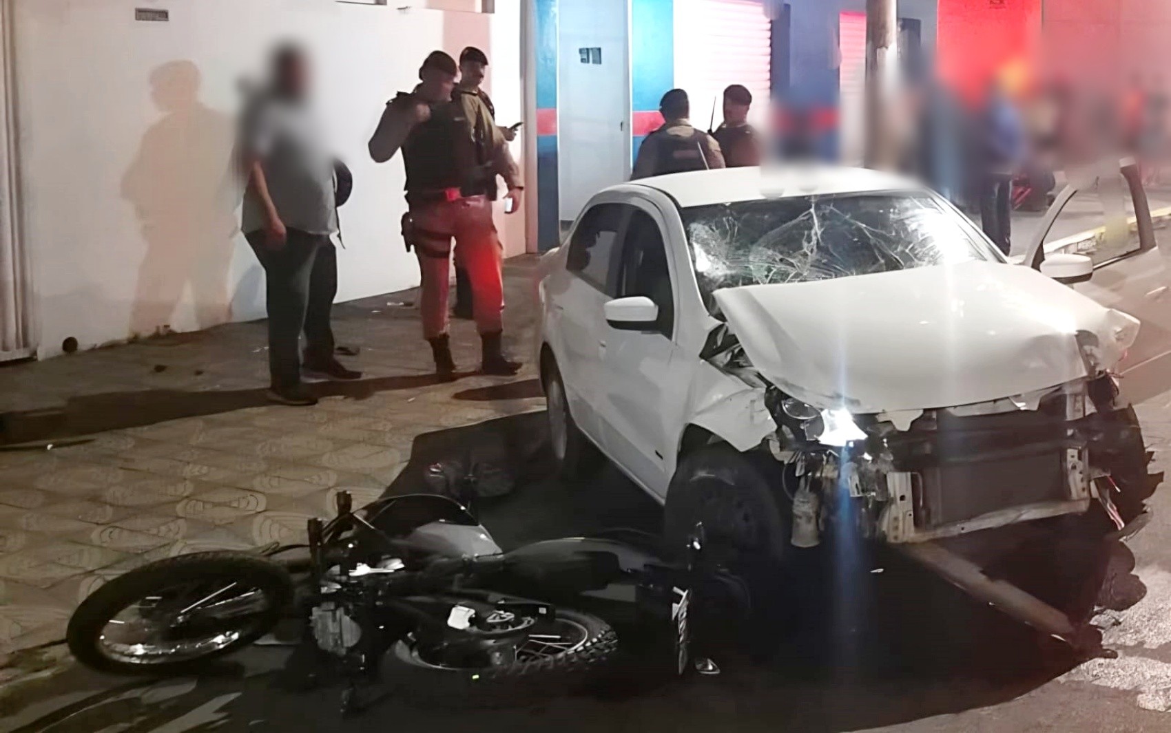 Motociclista fica ferido ao ser arremessado em parede após batida contra carro em Alfenas, MG