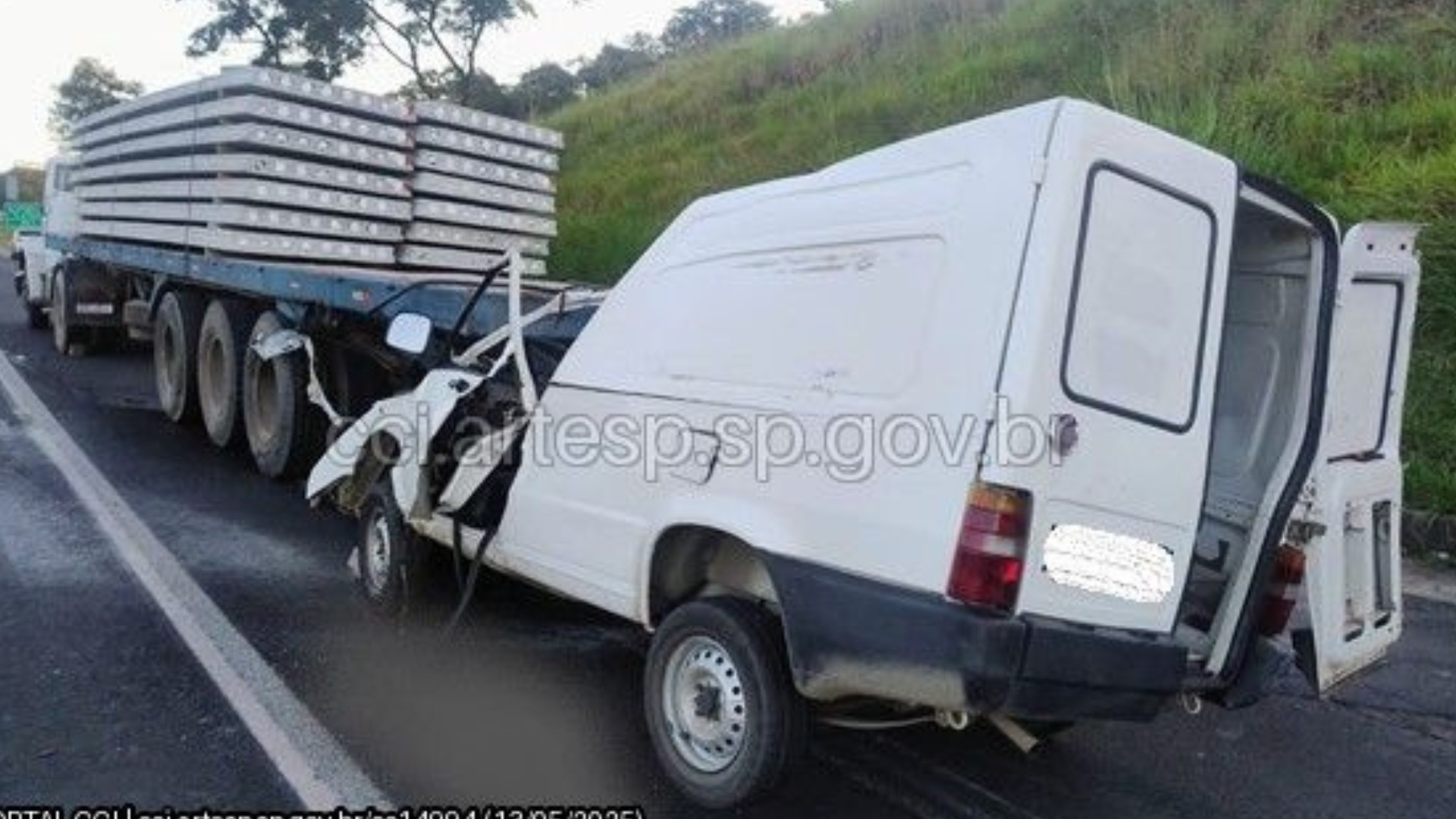 Motorista de furgão é socorrido após bater em carreta em rodovia de Jundiaí