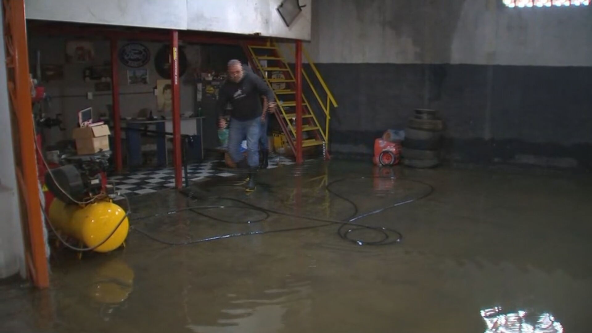 Após tempestade, moradores estimam prejuízos e ponte importante é fechada em Guareí: 'Passamos a noite dentro do carro'