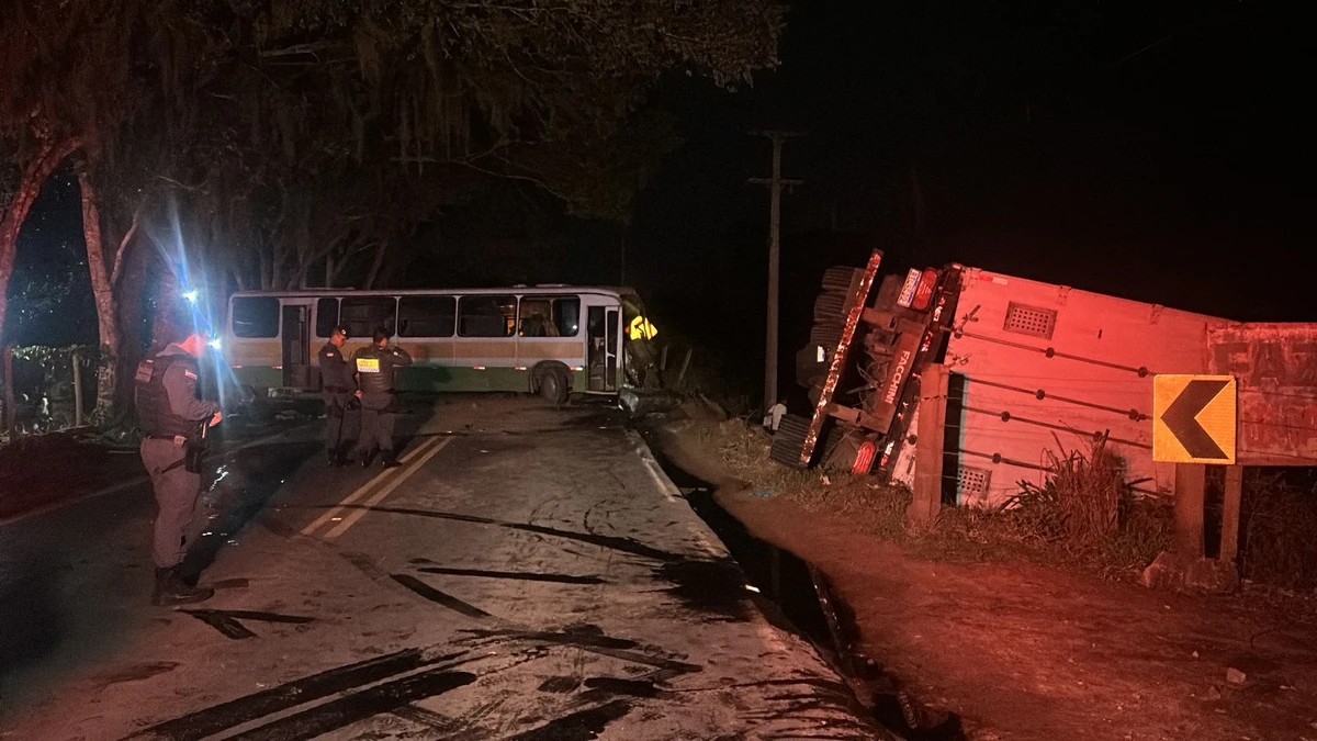 Acidente entre ônibus com trabalhadores e caminhão deixa um morto e 15 feridos no ES