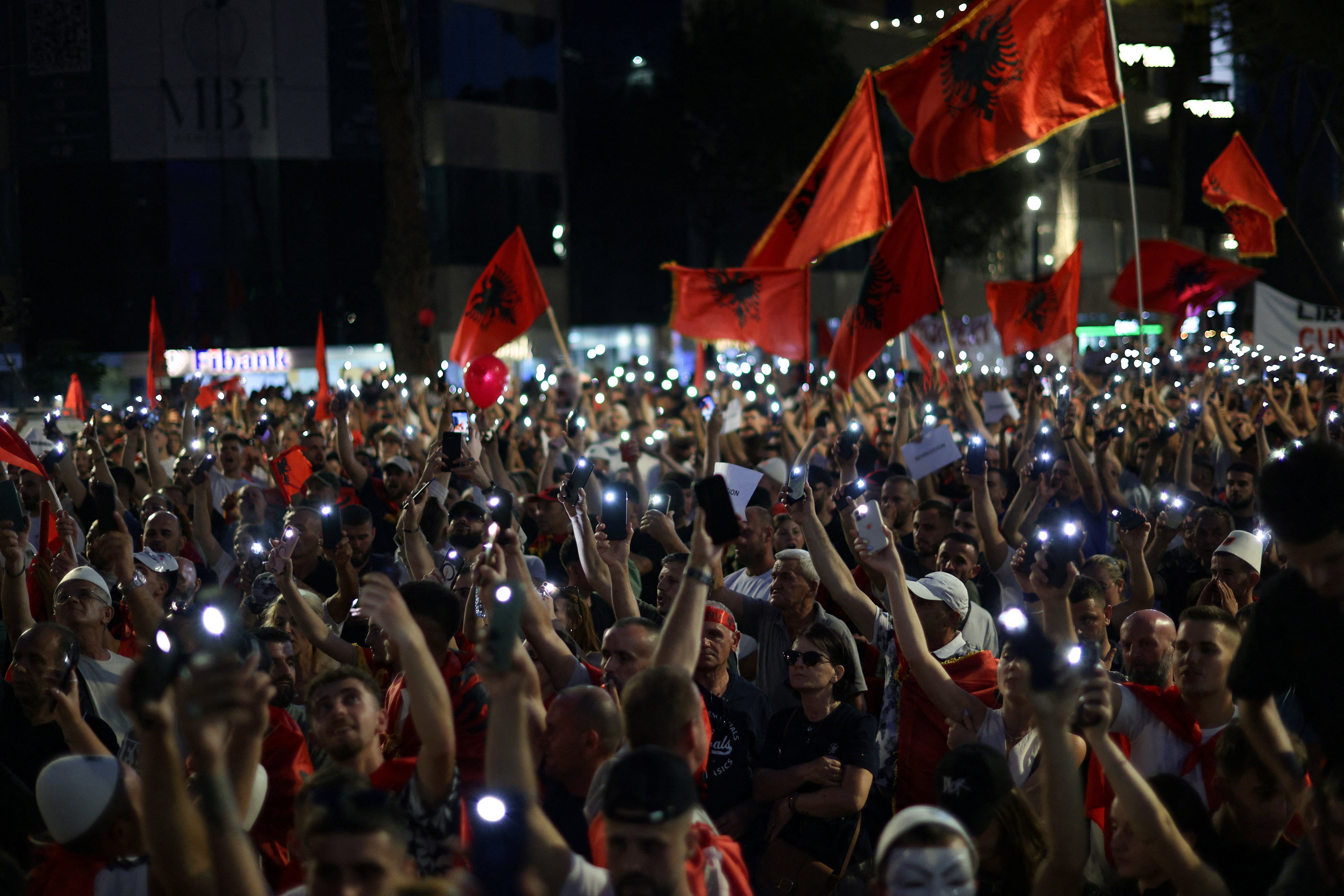 Milhares protestam na Albânia contra projeto turístico ligado a Ivanka Trump