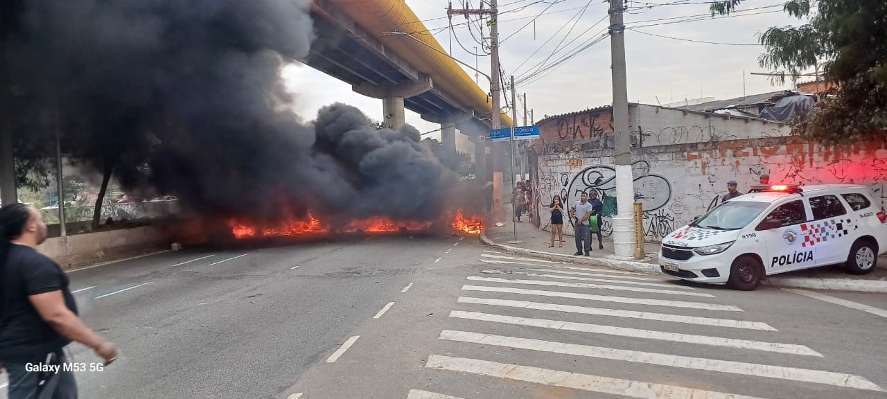 Protesto por moradia bloqueia avenidas na região do Ipiranga, Zona Sul de SP