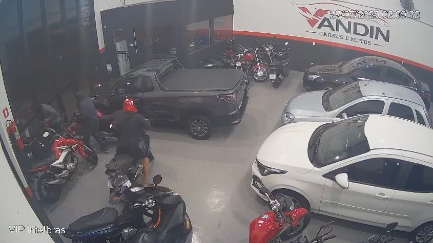 VÍDEO: cinco homens invadem loja e furtam motos em José Bonifácio; prejuízo estimado é de R$ 40 mil