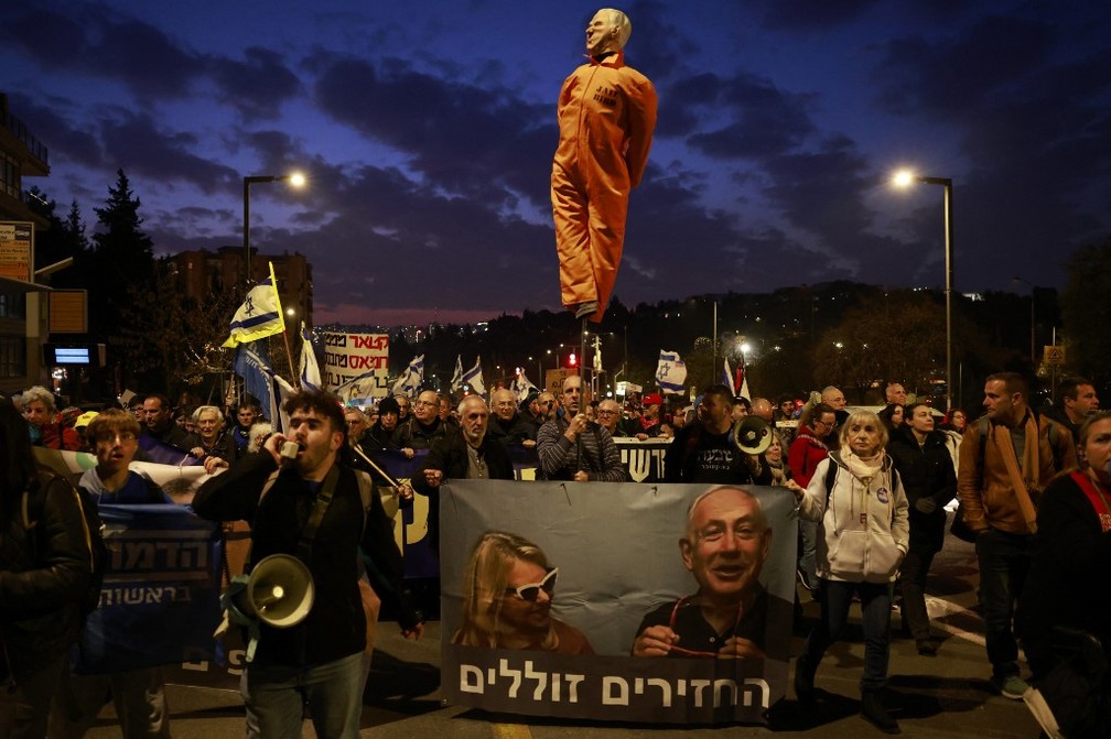 Boneco de Benjamin Netanyahu como prisioneiro em protesto de familiares de reféns — Foto: Menahem Kahana / AFP
