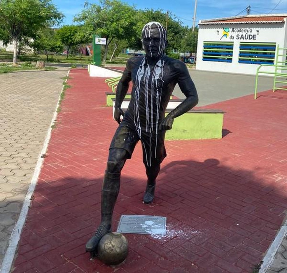 Estátua de Daniel Alves em Juazeiro danificada — Foto: Ronaldo Silva / TV São Francisco