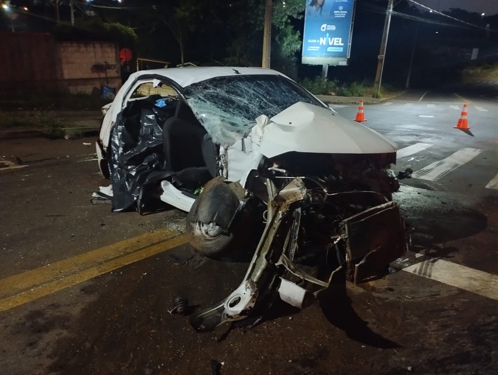 Um morre e três ficam gravemente feridos após motorista perder controle e bater carro contra muro em Cascavel