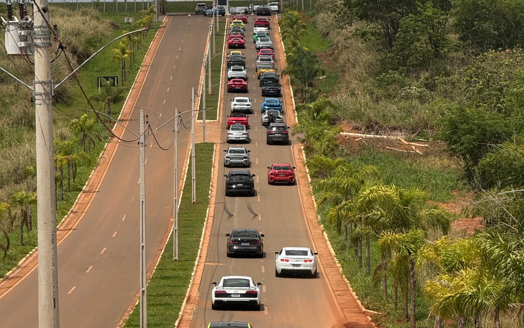 Mais de 150 carros de luxo impressionam ao 'desfilar' por avenidas de Goiânia; vídeo