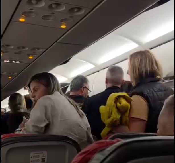 'Bateu o desespero nas pessoas', relata passageiro que deixou o avião durante incêndio no Aeroporto de SP, em Guarulhos 