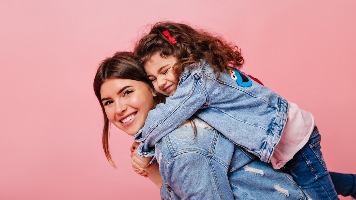 Cuidado de mãe para filha: dicas e hábitos capilares que atravessam gerações