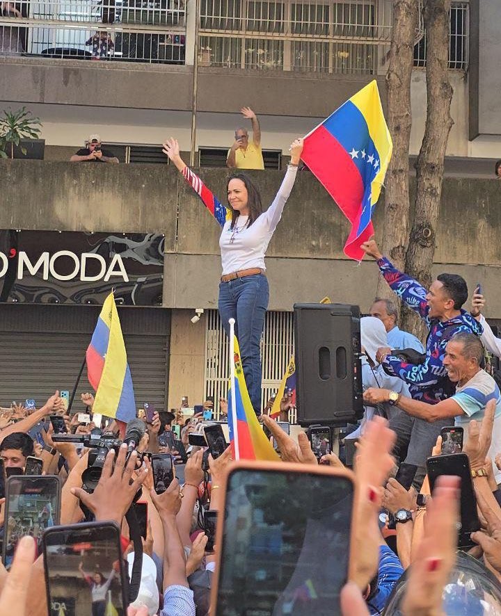 Líder da oposição, María Corina Machado deixa esconderijo para participar de manifestação contra Maduro na Venezuela