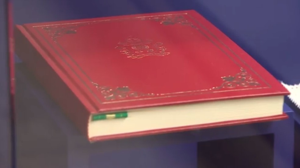 Livro utilizado por papa Francisco está no museu do Santuário Nacional — Foto: Reprodução/TV Vanguarda