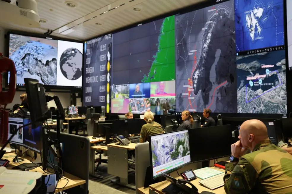 Oficiais de inteligência monitoram os movimentos russos nas águas do Ártico a partir do quartel-general militar dentro de uma montanha. — Foto: BBC