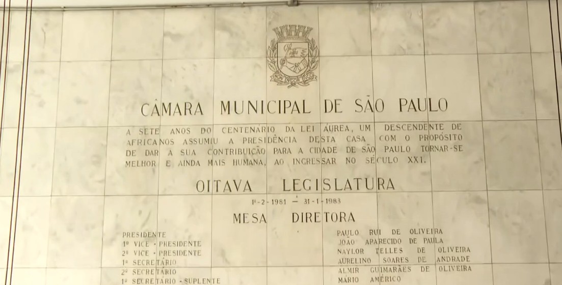 Vereadores vão gastar R$ 350 mil para gravar os próprios nomes em placas de mármore em homenagem na Câmara de SP