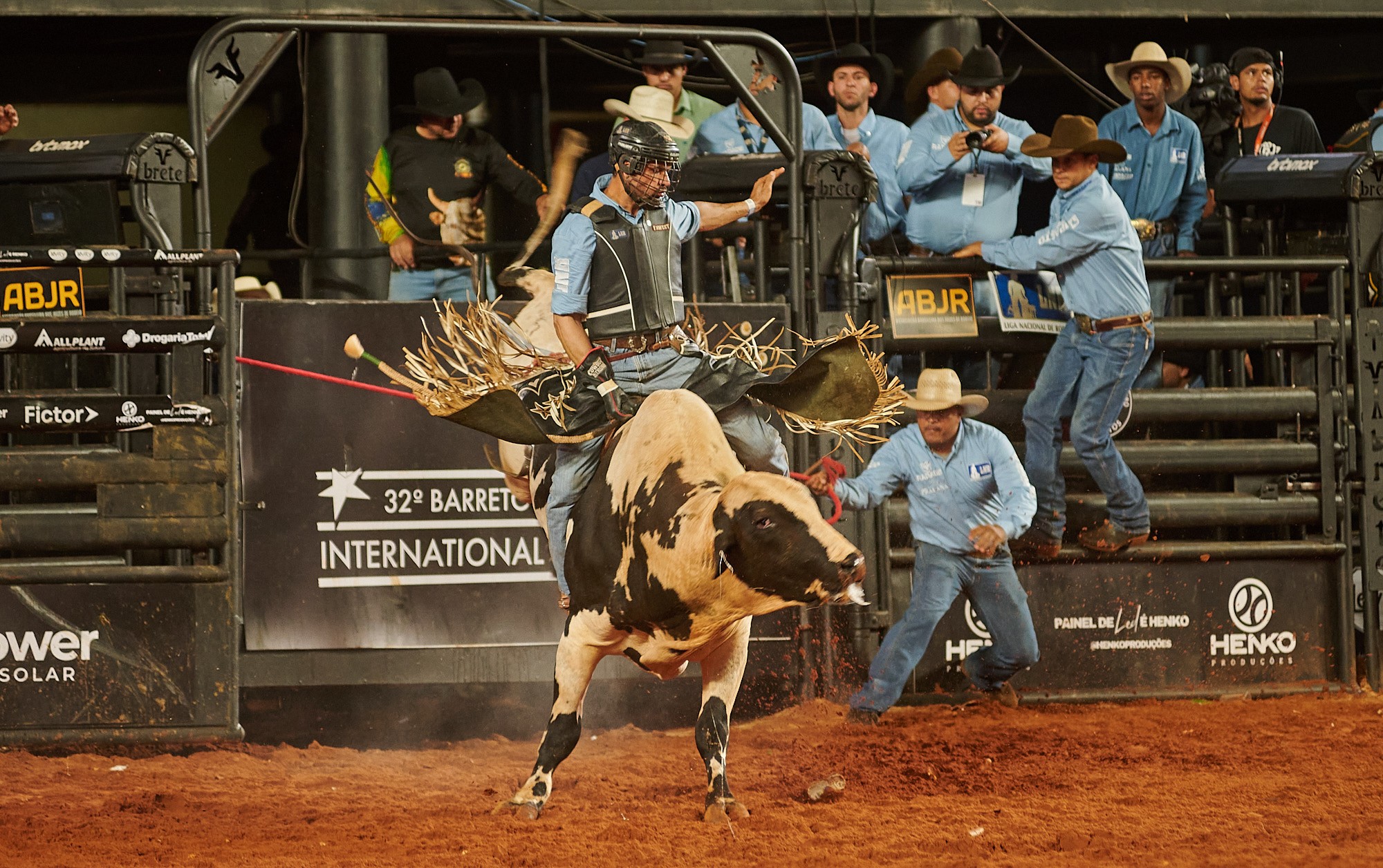 Temporada de rodeios movimenta setor de viagens, moda country e música | G1
