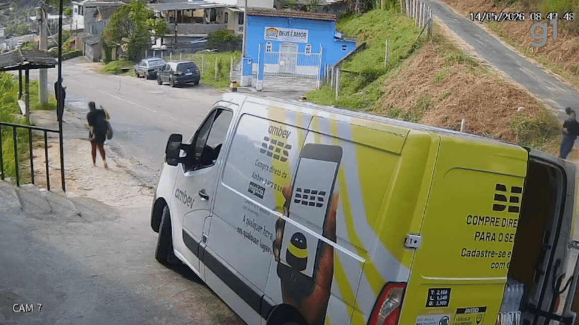 VÍDEO: Caminhão sem freio atinge pedestre e carros; acidente deixa três mortos na RJ-150