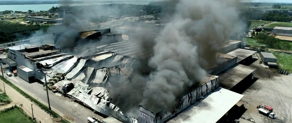 Fábrica da Cacau Show durante incêndio em Linhares, ES — Foto: Reprodução/TV Gazeta