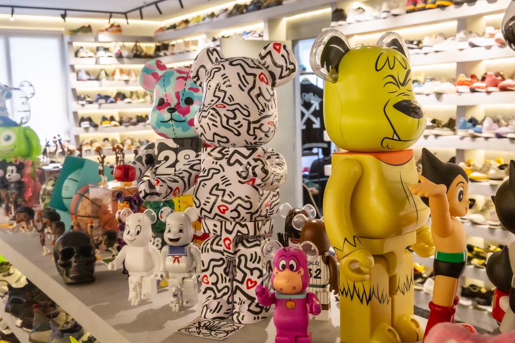 Bonecos inspirados em personagens no estúdio do empresário Rodrigo Clemente, na Santa Cecilia em SP. — Foto: Celso Tavares/ g1 