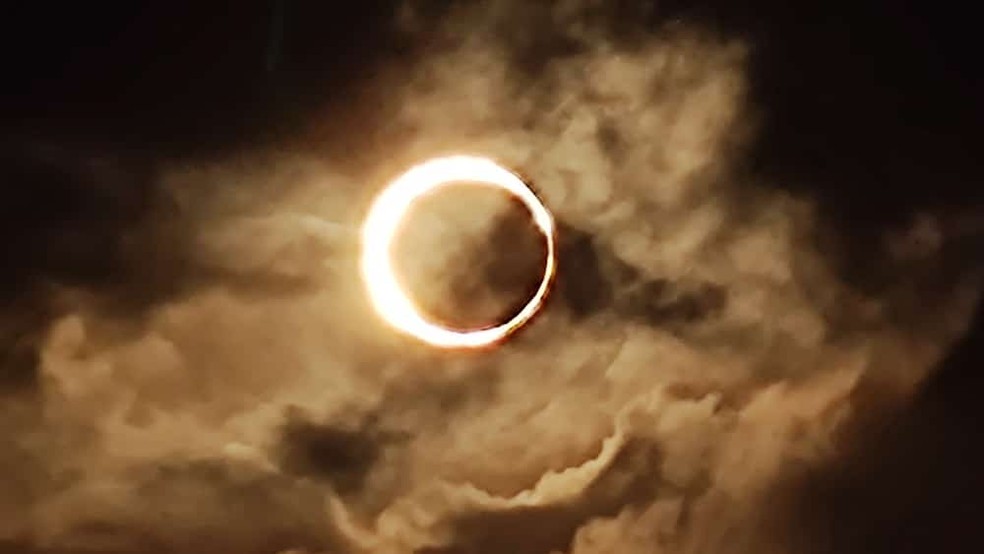 Foto tirada às 16h48, no momento total da anularidade do eclipse, em João Pessoa — Foto: Ângela/Semana do Eclipse 2023