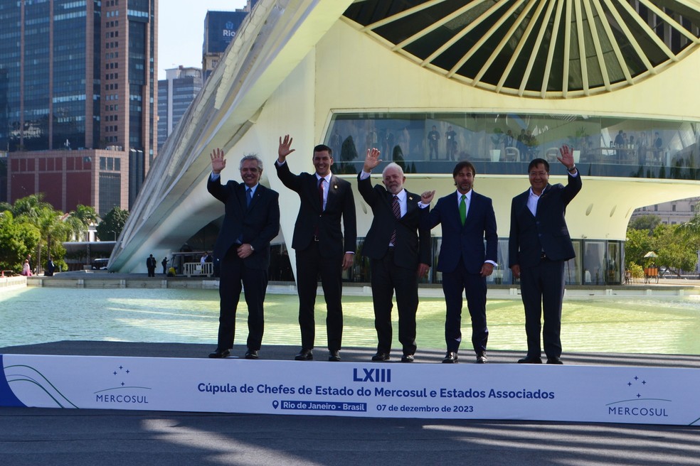 O presidente da Argentina, Alberto Fernandez; o presidente do Paraguai, Santiago Peña; o presidente do Brasil, Luiz Inácio Lula da Silva; o presidente do Uruguai, Luis Alberto Lacalle Pou; e o presidente da Bolívia, Luis Arce, posam para foto oficial após reunião da 63ª Cúpula de Chefes de Estado do Mercosul e Estados Associados. — Foto: PAULO CARNEIRO/ATO PRESS/ESTADÃO CONTEÚDO
