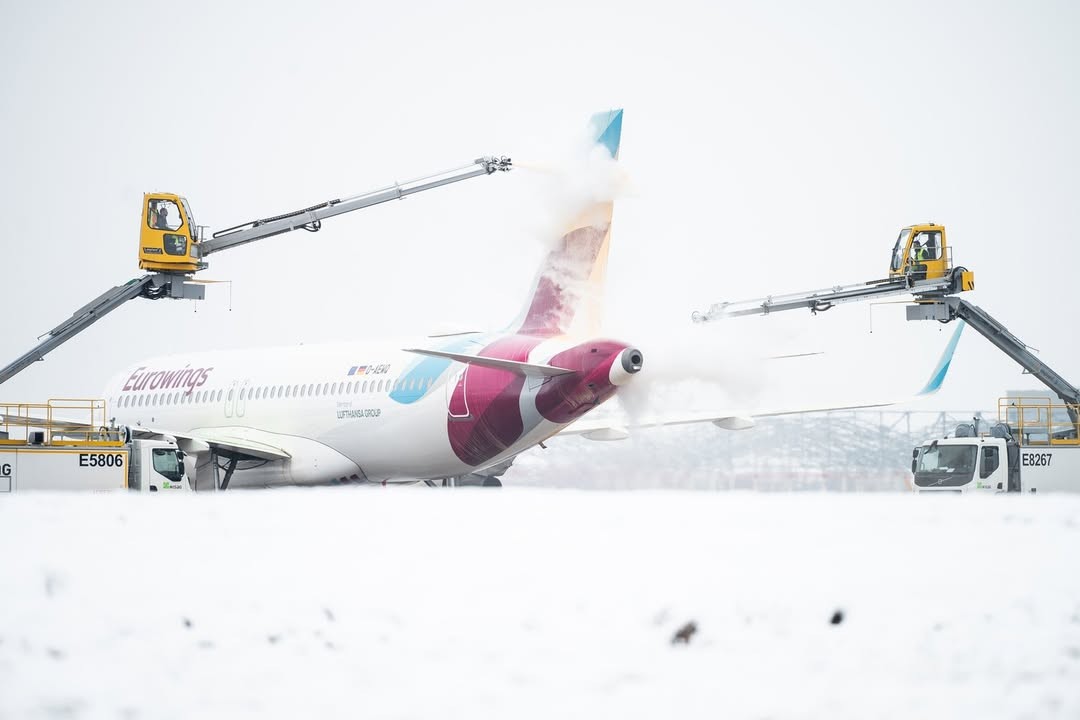Aeroporto de Berlim, na Alemanha, cancela decolagens devido à neve e chuva