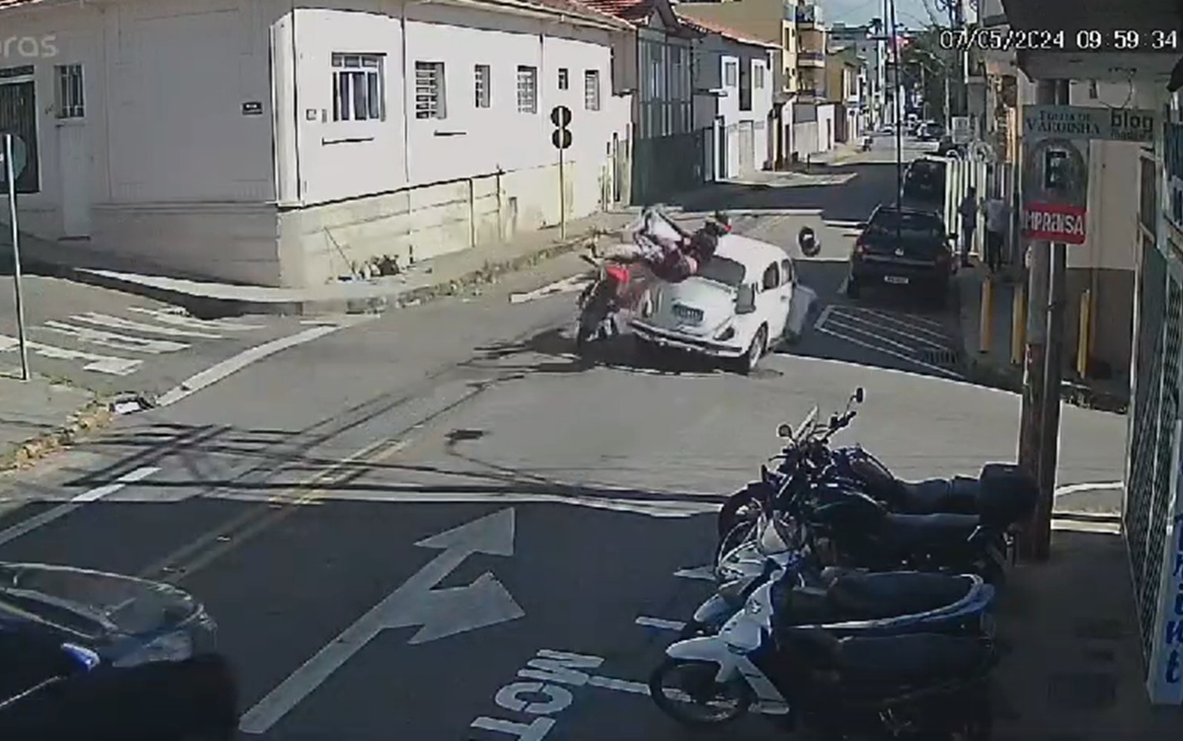 VÍDEO: Moto desrespeita parada obrigatória e bate em carro em cruzamento, em Varginha, MG