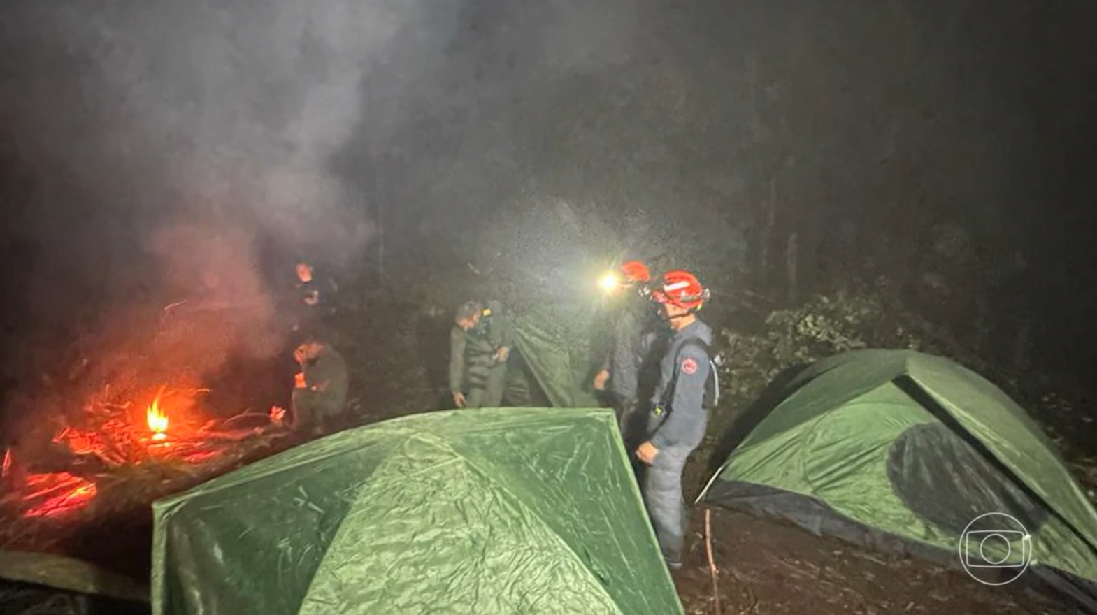 Bombeiros resgatam, por trilha, os corpos das quatro vítimas da queda de um helicóptero no interior de São Paulo