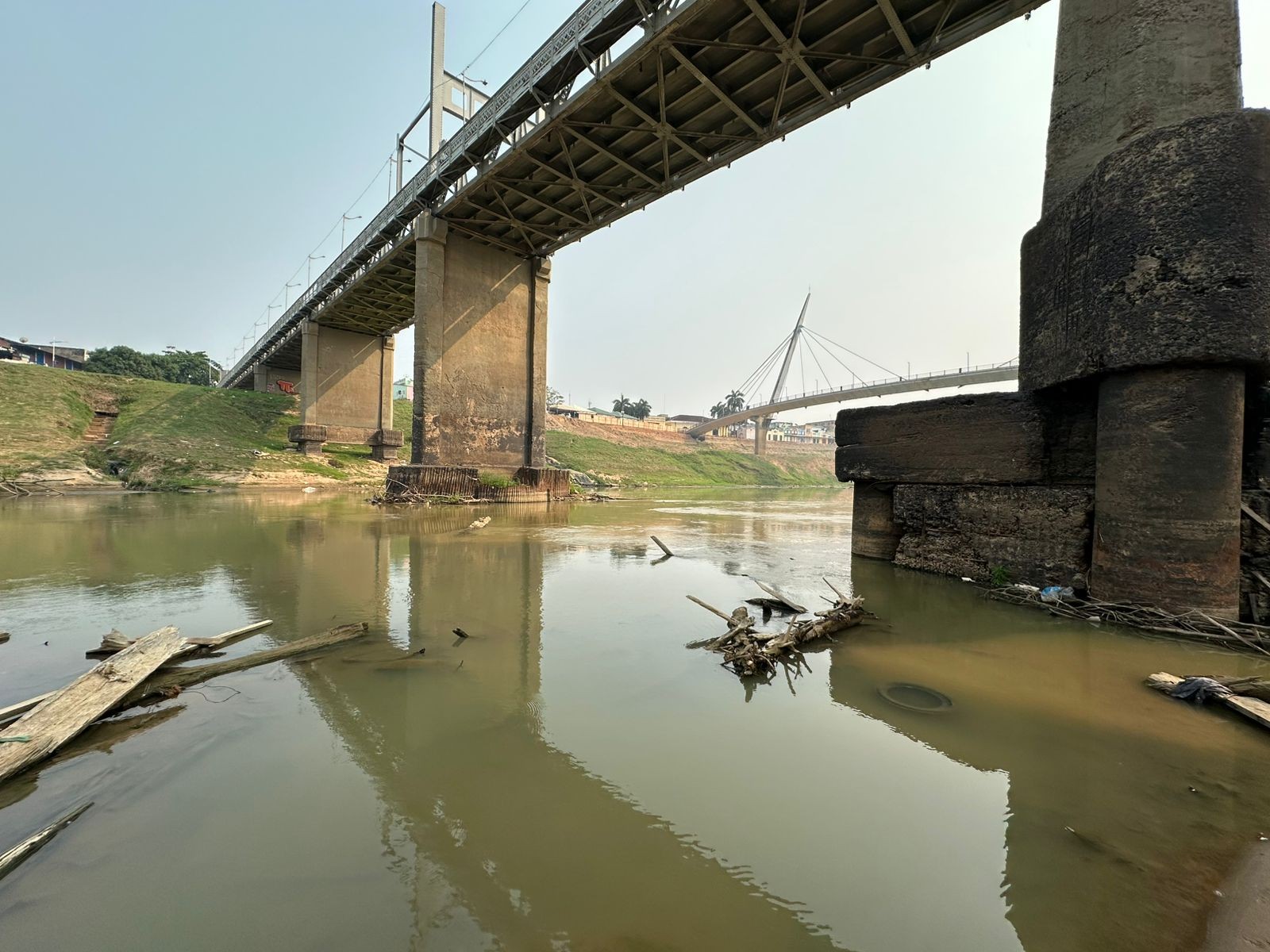 Seca severa: operação de limpeza do Rio Acre retira mais de 600 pneus na capital