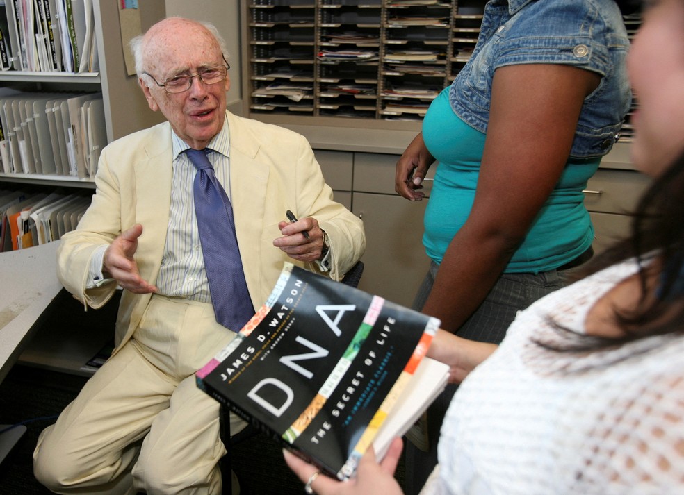 James D. Watson, um dos descobridores do DNA, autografa seu livro para uma pesquisadora no Baylor College of Medicine, em Houston, em 2007. — Foto: REUTERS/Richard Carson