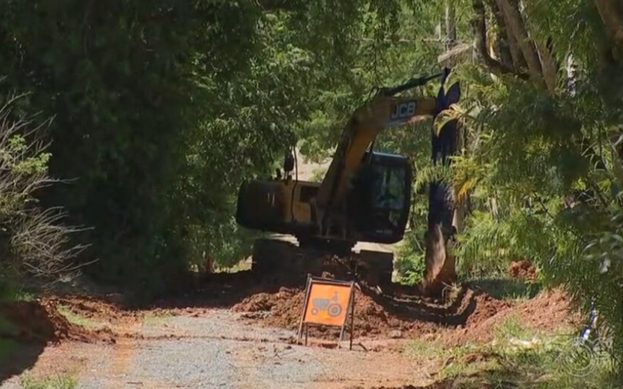 Ruas ficam intransitáveis após obras de esgoto e chuvas no Portal da Figueira em Itapetininga