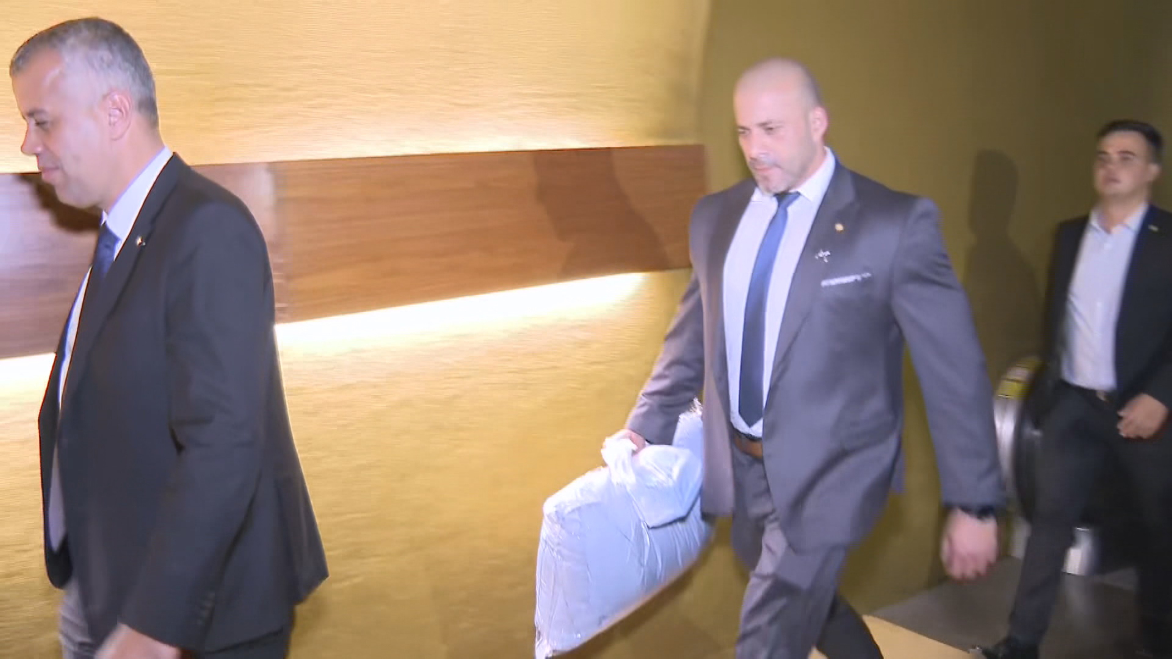 Oposição pernoita na Câmara após prisão de Bolsonaro; ato virou sinônimo de protesto nos últimos anos