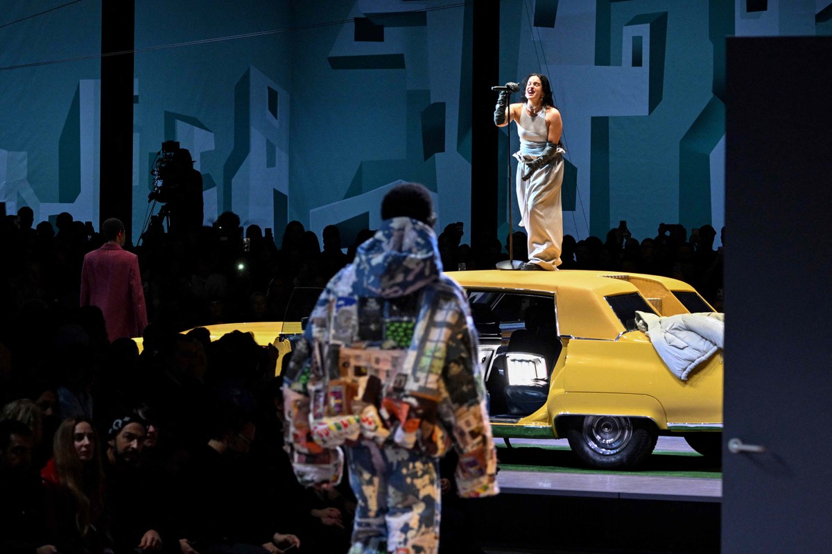 Rosalía escolhe funk carioca para repertório em desfile da Louis Vuitton