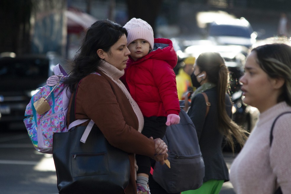 Pedestres se protegendo do frio na região central de São Paulo, em maio de 2024 — Foto: FÁBIO VIEIRA/FOTORUA/ESTADÃO CONTEÚDO