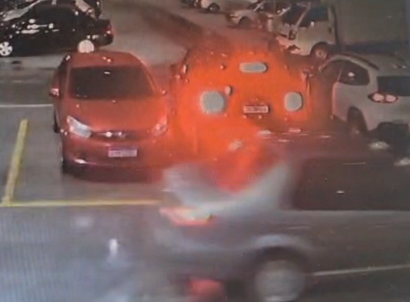 Câmera registra ataque de criminosos contra PM em estacionamento de supermercado em São João de Meriti; VÍDEO