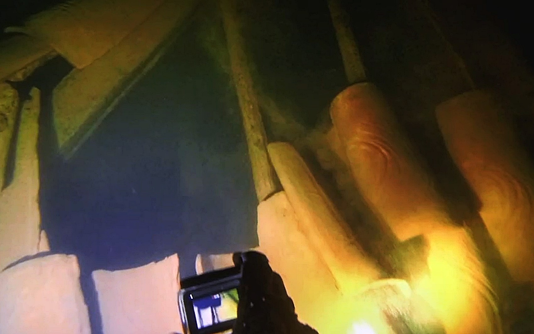 Em algumas casas, somente o telhado ficou danificado — Foto: Scubaminas Mergulho