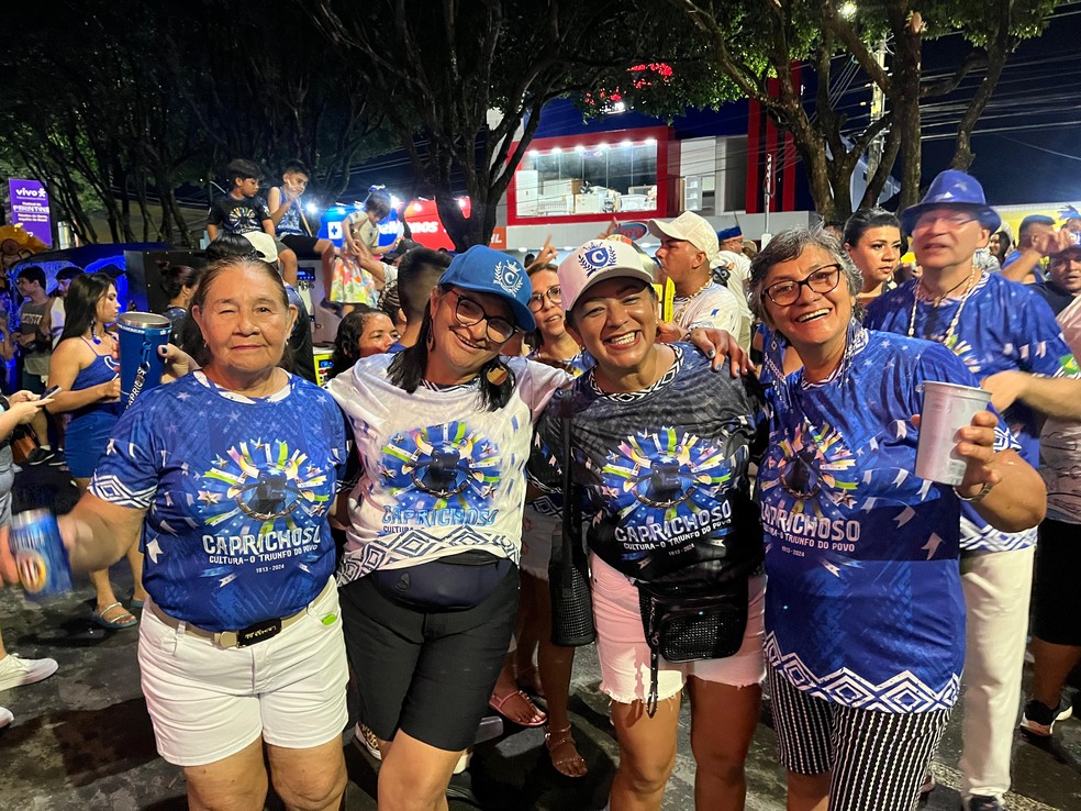 Torcedores do Caprichoso no festejo de Boi de Rua em Parintins — Foto: Daniel Landazuri, g1 AM