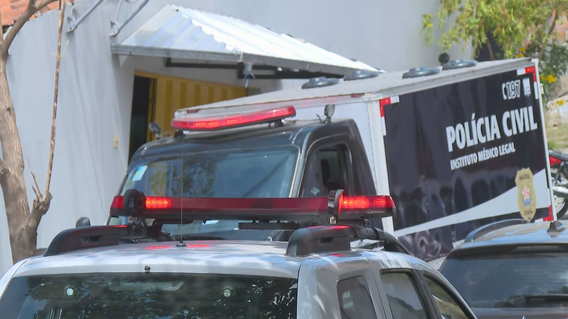 Homem morre esmagado pelo próprio carro em garagem de casa