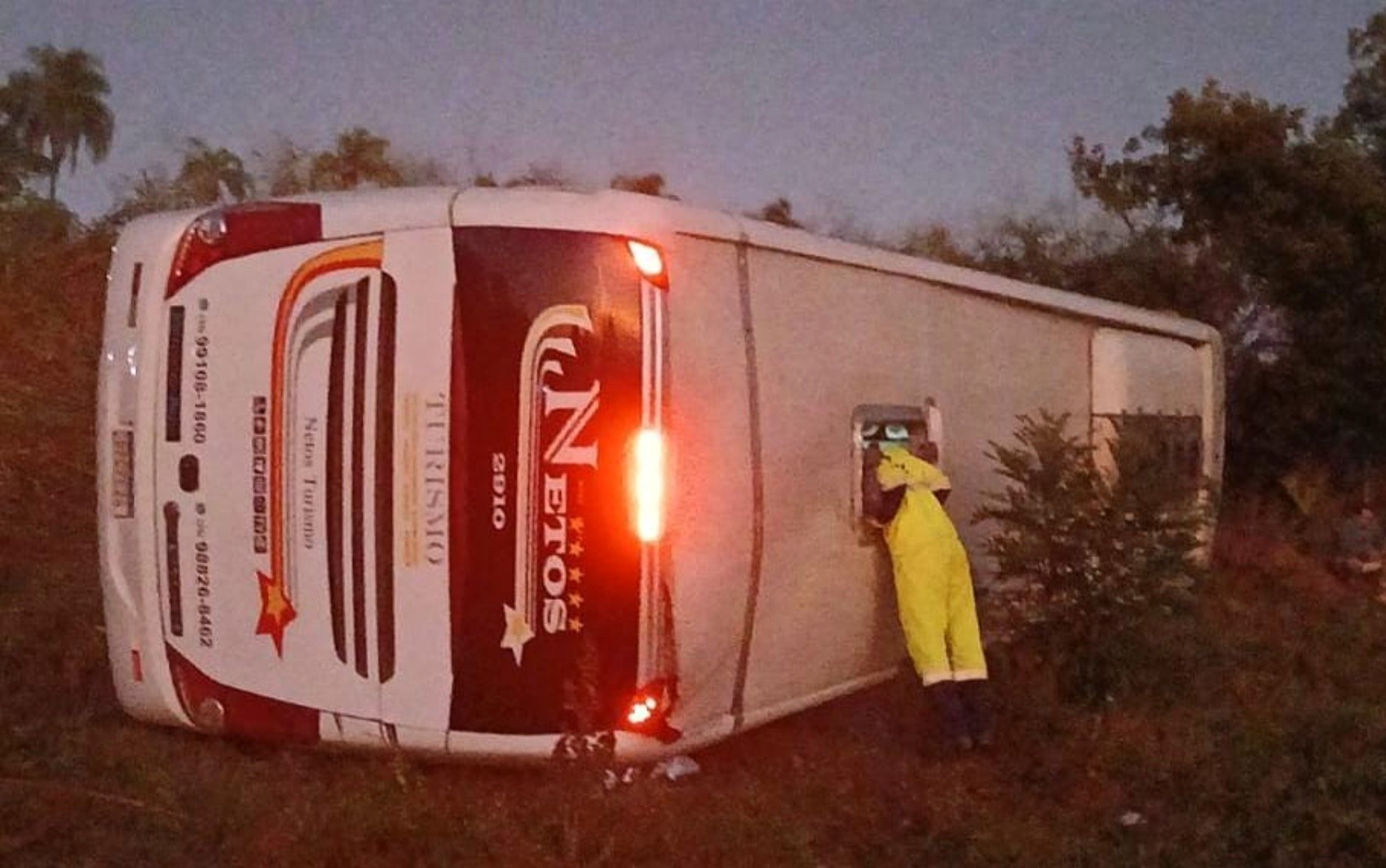 Ônibus de turismo tomba próximo a praça de pedágio e deixa 2 mortos na MGC-491, entre Varginha e Três Corações, MG